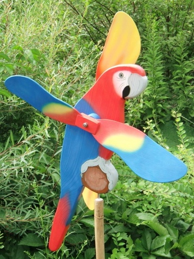 Papoušek Ara arakanga - dřevěný větrník WINDDECOR, zahradní dekorace